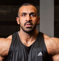 آریا آرین‌خو