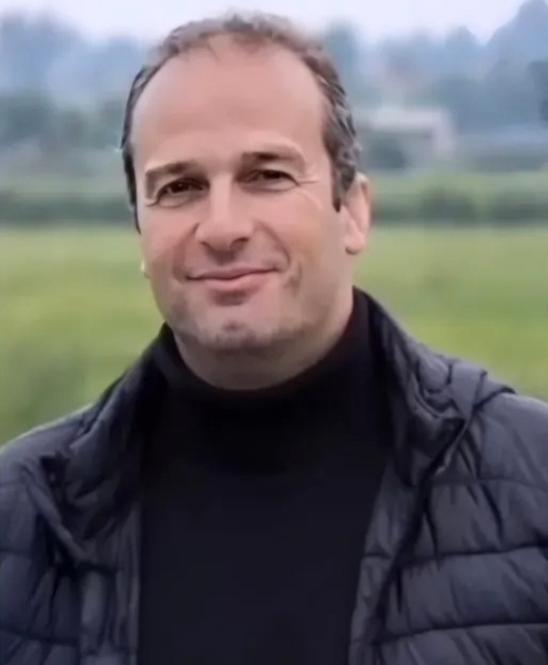 پرونده:خسرو اسدی کناری.png